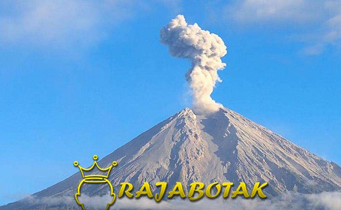 Gunung Semeru Erupsi Empat Kali Dalam 24 Jam